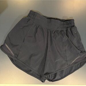 Lululemon Hotty Hot Low-rise lined short 4”
True Navy
Size: 0 Tall